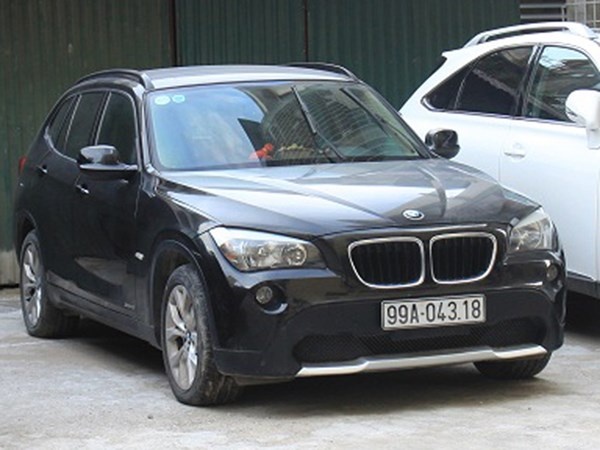 hiếc BMW X1 đeo biển giả.