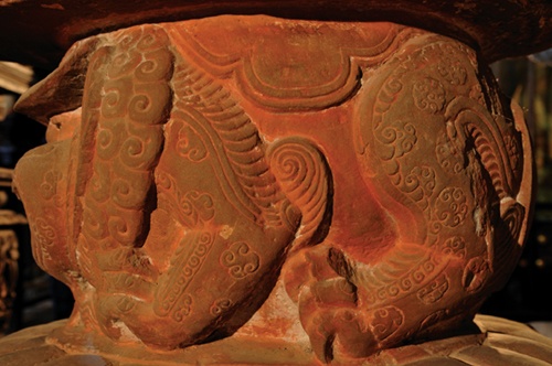 Trích đoạn tượng sư tử thời Lý trên bệ tượng Từ Đạo Hạnh, chùa Thầy, Hà Nội.