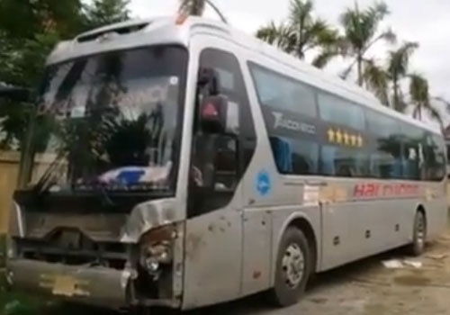 Duoi bat xe khach can chet nguoi va ba con trau roi bo tron hinh anh