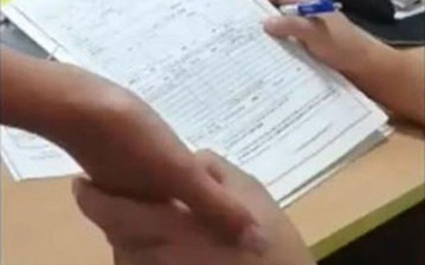 Clip giam doc Dai Loan so tay nu cu nhan tim chai de tuyen hinh anh