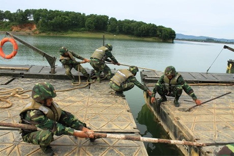 Lực lượng công binh 299 thực hành ghép cầu phao PMP.