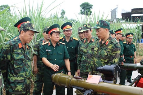 Thượng tướng Đỗ Bá Tỵ tham quan mô hình kính ngắm ban đêm của các loại súng bộ binh. 