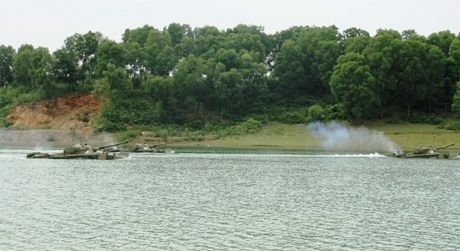 Xe tăng thực hành vượt sông.