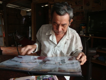 Người cha lật giở lại hình cưới mỗi khi nhớ con.