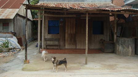 Căn nhà xập xệ của gia đình ông Linh.