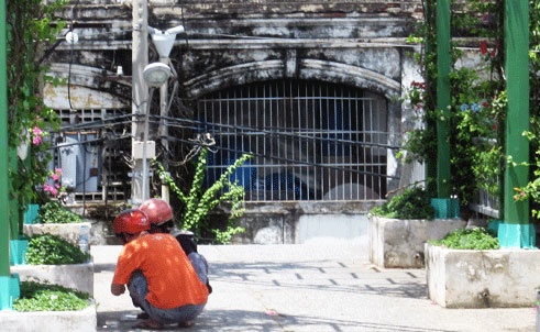 Con nghiện vô tư xài “hàng” như chốn không người.