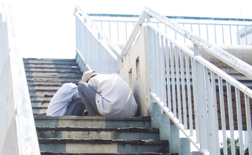 Các con nghiện công khai chích ma túy trên cầu bộ hành Bệnh viện Ung Bướu.