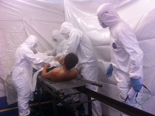 Nguoi Viet Nam tu 'tam bao Ebola' ve TP.HCM co bieu hien sot hinh anh