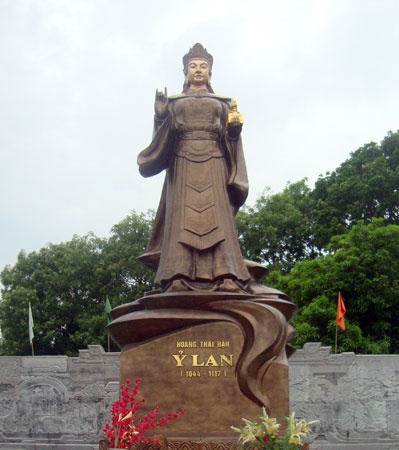 Tượng Thái hậu Ỷ Lan. 