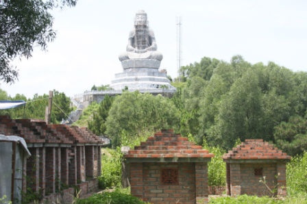 'Nui thieng' Phat Tich nao loan vi ngoi mo chon trom hinh anh