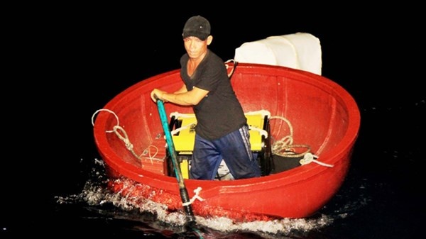 Anh Hải đi mành dụ cá.