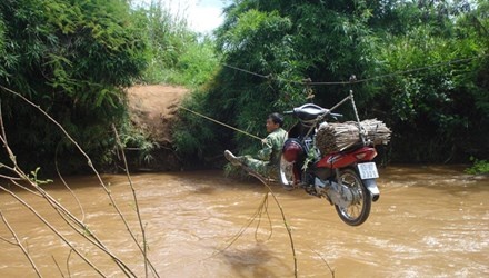 Du cap bay qua song mua lu hinh anh