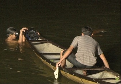 Mot sinh vien lac tay lai lao xuong song chet duoi hinh anh