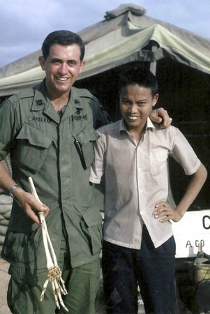 Bác sĩ Sam và ông Hùng khi còn trẻ (ảnh NVCC).