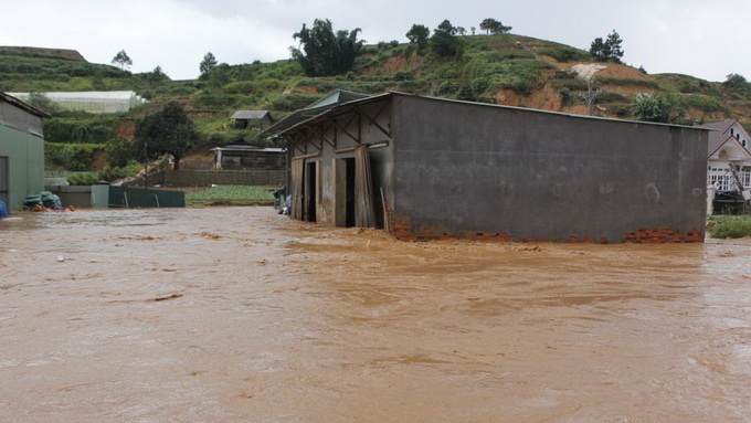 Nước dâng cao gây ngập dọc hai bên suối. Ảnh: Tuổi Trẻ.