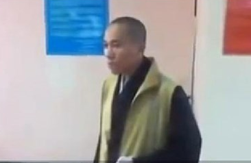 Clip mac ao nha su, xung thay, 'quay tung' san bay hinh anh