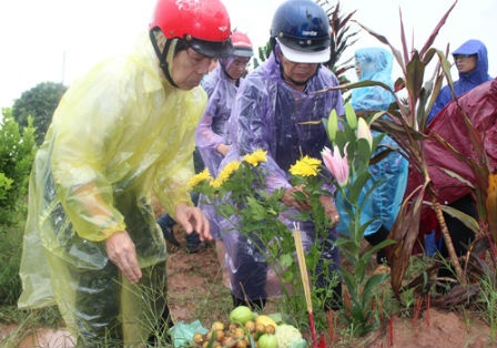 Thi thể không đầu sau khi được lấy mẫu giám định ADN, đã được chôn bên bãi sông Hồng.