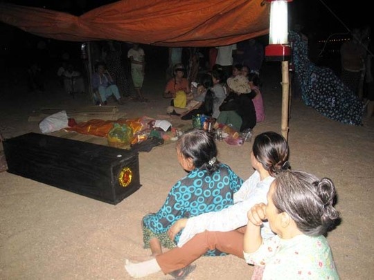 Cau ca tren song, 3 nguoi than cung chet duoi hinh anh