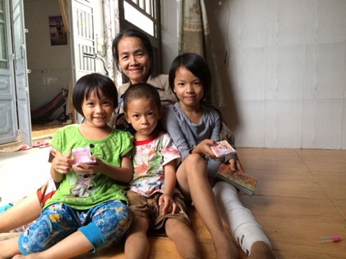 Ba tre mot nha khong giay khai sinh hinh anh