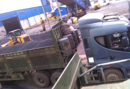 Xe cho quang khung du chieu qua mat tram can hinh anh