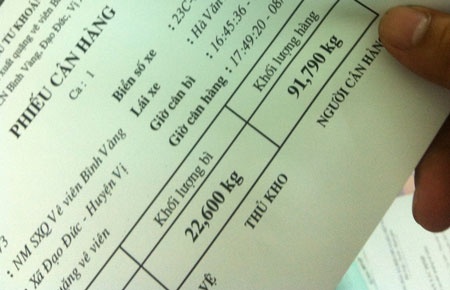 Phiếu cân xe cho thấy, tổng trọng lượng xe và đơn hàng (do công ty An Thông cấp) là hơn 114 tấn.