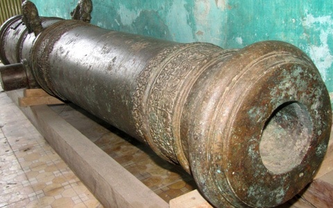 Ba khẩu thần công tuyệt đẹp này được ngư dân phát hiện vào tháng 8/2003, trên 1 con tàu đắm tại vùng biển thuộc ngư trường đảo Mắt. Những thợ lặn lành nghề Cẩm Lĩnh (Cẩm Xuyên, Hà Tĩnh) đã trục vớt cổ vật cùng 3 khẩu thần công này lên bờ.