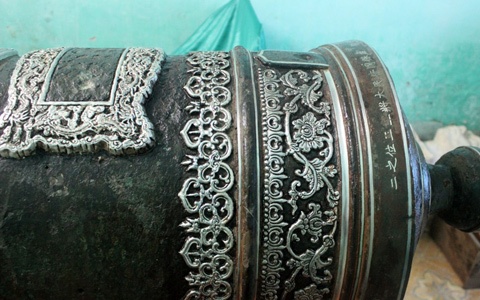 Do mỗi khẩu thần công nặng 1,3 tấn nên ngư dân buộc phải hợp tác ăn chia với một chủ tàu ở xã Thạch Kim (huyện Lộc Hà) có cần cẩu ra trục vớt súng. Vớt lên, chủ tàu trục vớt được giữ 1 khẩu, nhóm thợ lặn mang 2 khẩu về xã Cẩm Lĩnh.