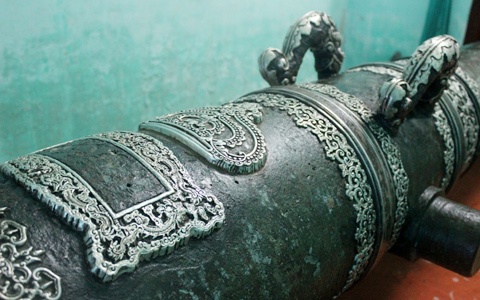 Biết tin, cơ quan chức năng đã thuyết phục ngư dân Cẩm Lĩnh để đưa 2 khẩu thần công về bảo tàng. Cái còn lại cũng bị bắt giữ khi đang trên đường bán cho 1 tay buôn đồ cổ sang Trung Quốc. 