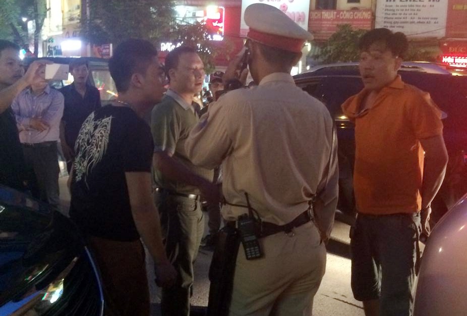 Khi cảnh sát làm việc với tài xế Hiếu, những người đi cùng xe đã quây quanh, dùng điện thoại quay.