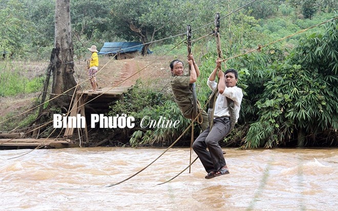 “Cây cầu” được làm với kinh phí 5 triệu đồng, sử dụng hơn 10 năm qua, gồm: Chiếc lốp xe máy cũ gắn vào chiếc ròng rọc - như một “cabin” chạy trên dây cáp - để người và phương tiện, hàng hóa qua sông mùa mưa lũ. Mặc dù biết nguy hiểm, nhưng đây là lựa chọn duy nhất của người dân trong vùng.