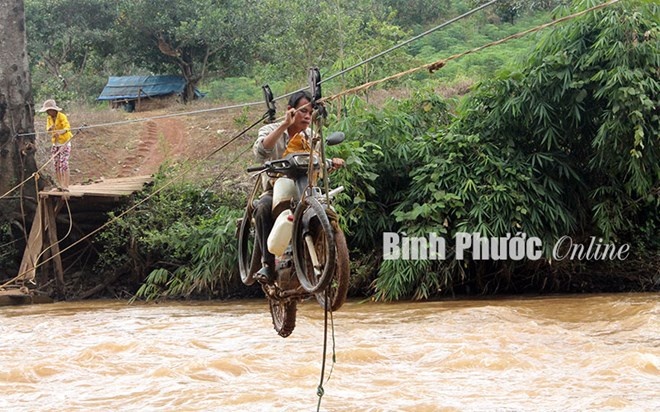 Danh du tren mat song hung du o Binh Phuoc hinh anh