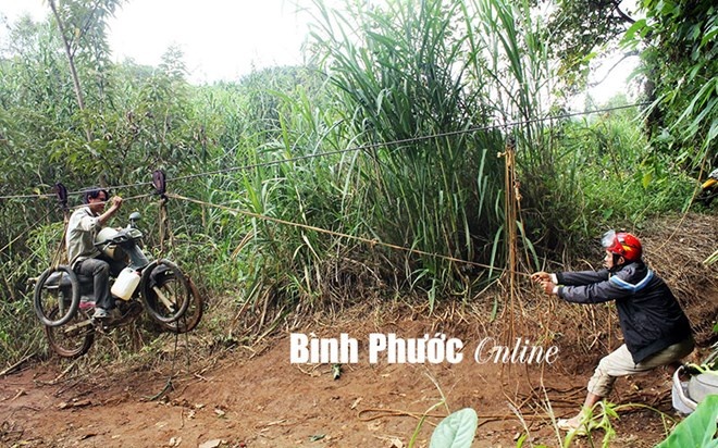 Và bên kia bờ sông, phải có một người kéo sợi dây thừng cột vào ròng rọc.