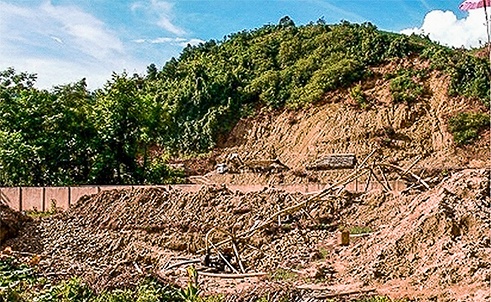 Hieu truong pha nat san truong de... tim vang hinh anh