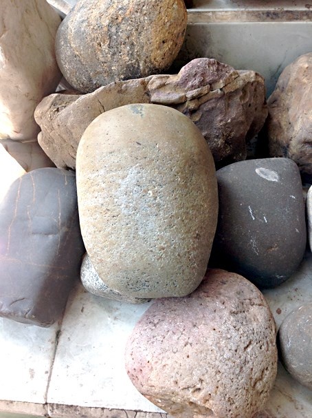 Viên đá lạ nằm trong đống đá.