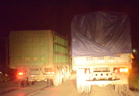 Từ 7h tối, từng đoàn xe Howo chở đầy đá trắng lần vượt rời các mỏ đá ở huyện Quỳ Hợp theo Ql 48 hướng về Cảng Cửa Lò và các nhà máy chế biến đá.