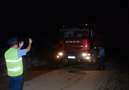 Ngược theo Ql 48 lên Thị trấn Quỳ Hợp, lực lượng chức năng tiếp tục phát hiện hàng loạt xe quá tải khác, tuy nhiên chỉ xử phạt thêm được duy nhất 1 trường hợp do các chủ xe thông báo cho nhau, đưa xe vào cây xăng, nhà dân lẩn trốn.