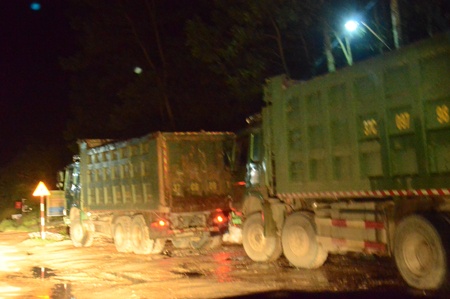 Trang dem phuc kich, bat nhieu xe ho vo cho qua tai 3 lan hinh anh