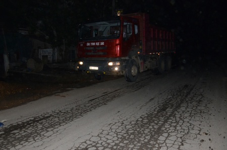 Mặt đường Ql 48 bị biến dạng do thường xuyên bị xe chở đá quá tải cày xới.