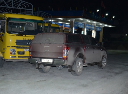 Phóng viên phát hiện xe bán tải BKS 37C-12627 thường xuyên bám đuôi theo dõi hoạt động của đội liên ngành để thông báo cho các xe quá tải đang di chuyển trên đường lùi vào nhà dân lẩn trốn.