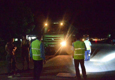 Để tránh kiểm tra tải trọng, các xe này chủ yếu căn giờ chạy đêm. Tuy nhiên, đoàn xe đã bị lực lượng liên ngành phát hiện.