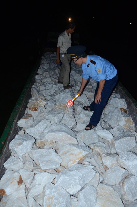 Lái xe khai nhận đang chở khoảng 40 tấn đá trắng. Cộng cả tự trọng, trọng lượng mỗi xe bình quân lên đến 60 tấn.