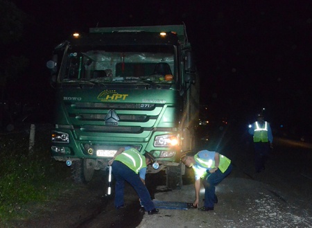 Lực lượng liên ngành cân tải trọng từng trục để xác định tải trọng.