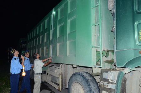 Đồng thời tiến hành đo kích thước thùng hàng đối chiếu với kích thước thùng để đối chiếu theo lần kiểm định gần nhất, làm cơ xử xử phạt lỗi tự ý cơi nới thành thùng.