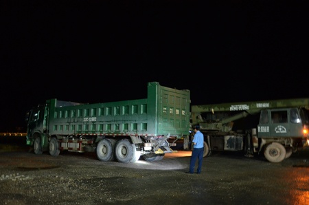 Với những xe cố tình chống đối, không chịu chấp hành hiệu lệnh kiểm tra tải trọng, lực lượng liên ngành sẽ dùng cẩu kéo về bãi để xử lý theo quy định.