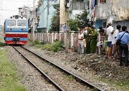 Be 3 tuoi di nha tre bi cuon vao gam tau hoa hinh anh