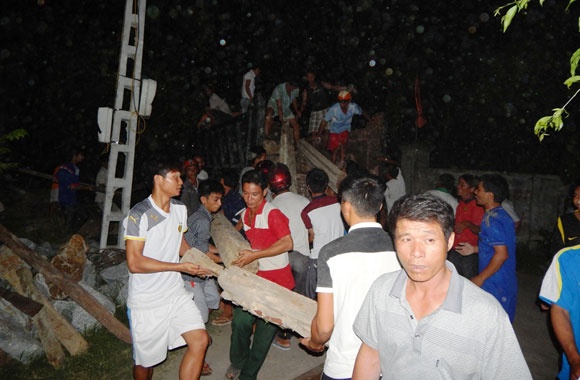 Người dân và cán bộ xã đi chuộc miếu thờ về.