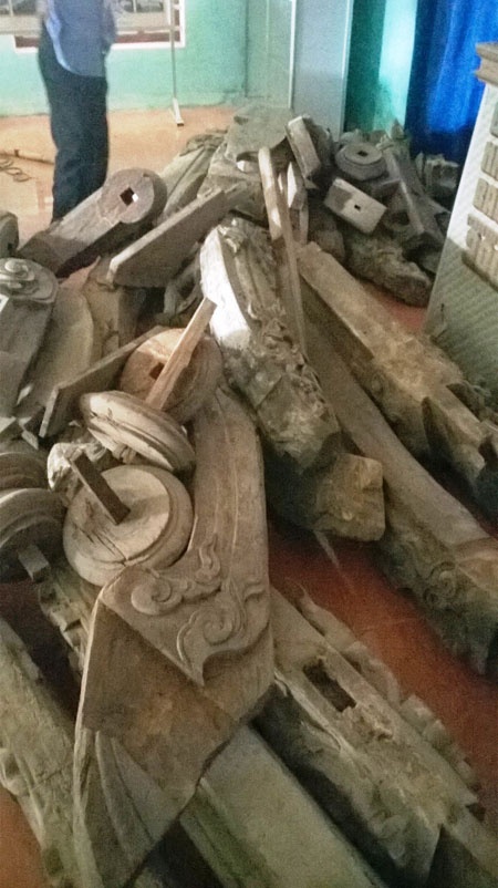 Số gỗ ngôi miếu thờ được đưa về Hội quán thôn Tiên Tiến, xã Thạch Môn, để bảo quản và tôn tạo.