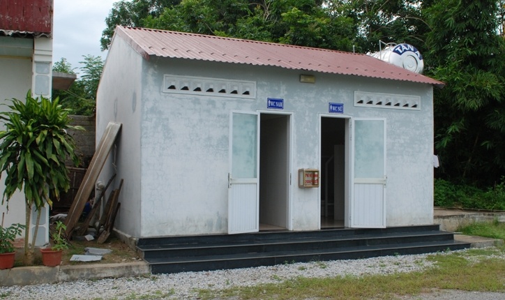 Nhà vệ sinh công cộng trong khuôn viên Đàn tế Nam Giao, thành nhà Hồ thuộc dự án Bảo tồn cấp thiết di tích đã xuất lộ ở Đàn tế Nam Giao thành nhà Hồ khiêm tốn như thế này nhưng được UBND tỉnh Thanh Hóa quyết toán với trên 360 triệu đồng. Xem ra cái WC này đắt ngang bằng một căn hộ chung cư thương mại giá rẻ được chào bán ở Hà Nội trong thời gian vừa qua. Với giá bán 10 triệu đồng cho căn hộ trên 30 m2 thì rõ ràng một căn hộ chung cư ở Hà Nội với một WC ở khu di tích này là ngang nhau.