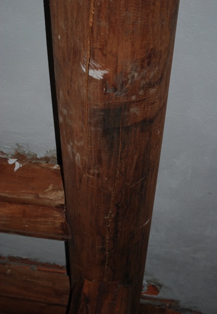 Mới đưa vào sử dụng đã bộc lộ cách làm ẩu, tường không được nhà thầu trát vữa đầy đủ ở phần đầu hồi bên trong ngôi nhà nhưng vẫn được chủ đầu tư nghiệm thu và được UBND tỉnh Thanh Hóa quyết toán. Nếu đây là công trình của cá nhân thì không hiểu chủ thầu xây dựng có được quyết toán dễ dàng.