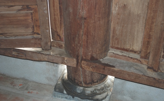 Cột trong công trình tiền tỉ nhanh chóng nứt toác mặc dù mới được đưa vào sử dụng. Nguyên nhân được đổ lỗi cho thời tiết, tính chất gỗ.